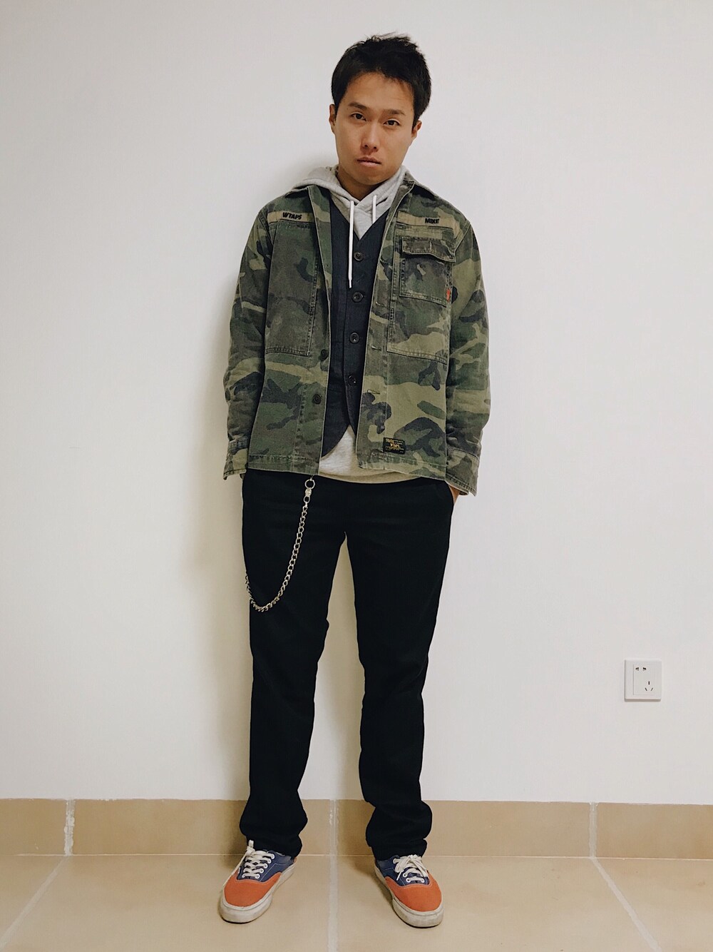 「VANSのアイテム（チノパンツ、ブラック系）」を使った、wcwangboさん（メンズ・172cm）の秋コーディネートの1枚目の写真