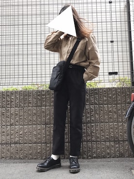 「ベージュシャツ」｜「アイテム（シューズ）」を使った、よしてんさん（レディース・156cm）の春コーディネート