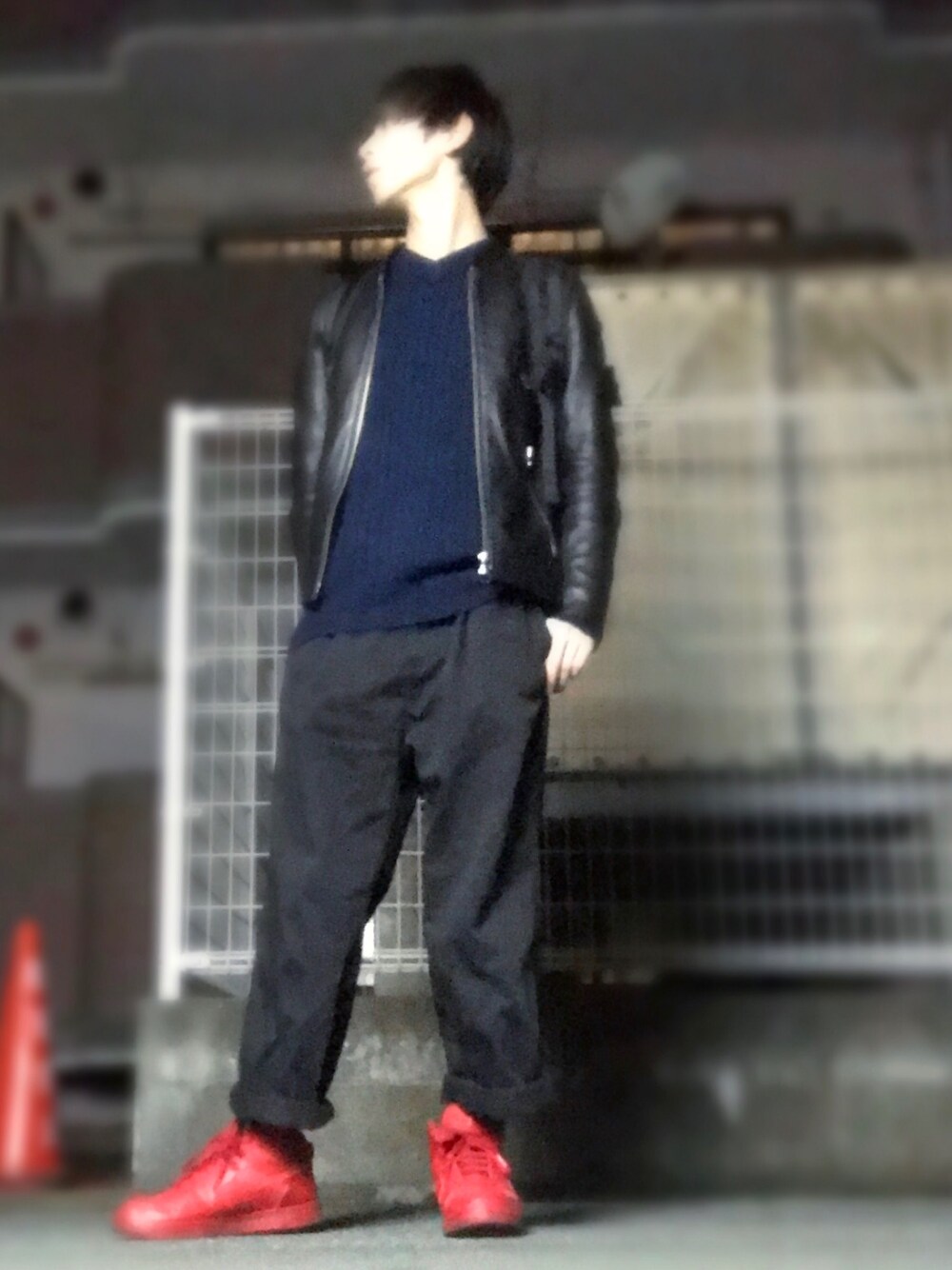「ライダース、ワイドパンツ、真っ赤なスニーカー」｜「STUDIOUSのSTUDIOUS ソフトラムシングルライダース-made in japan-（ライダースジャケット、ブラック系）」を使った、ダイキさん（メンズ・163cm）の春コーディネートの1枚目の写真