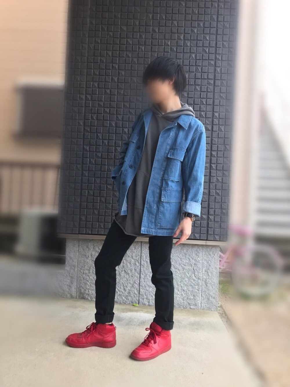 「UNIQLO U、真っ赤なスニーカー、クロスキニー」｜「UNIQLO Uのアイテム（デニムジャケット、ブルー系）」を使った、ダイキさん（メンズ・163cm）の春コーディネートの1枚目の写真