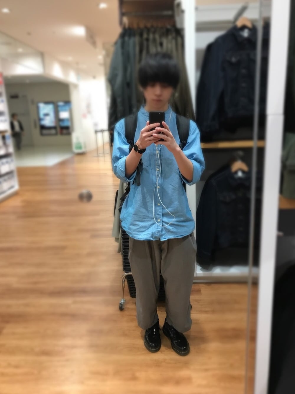 「秋のコーデ、ワイドパンツ、革靴」｜「GUのアイテム（シャツ/ブラウス、ブルー系）」を使った、ダイキさん（メンズ・163cm）の春コーディネートの1枚目の写真
