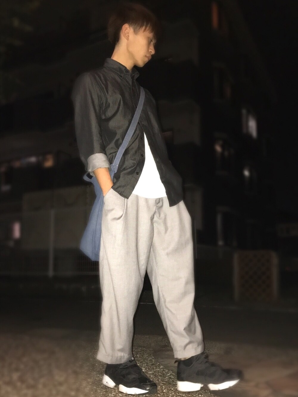 「ワイドパンツ、デニムシャツ」｜「GUのアイテム（シャツ/ブラウス、ブラック系）」を使った、ダイキさん（メンズ・163cm）の秋コーディネートの1枚目の写真