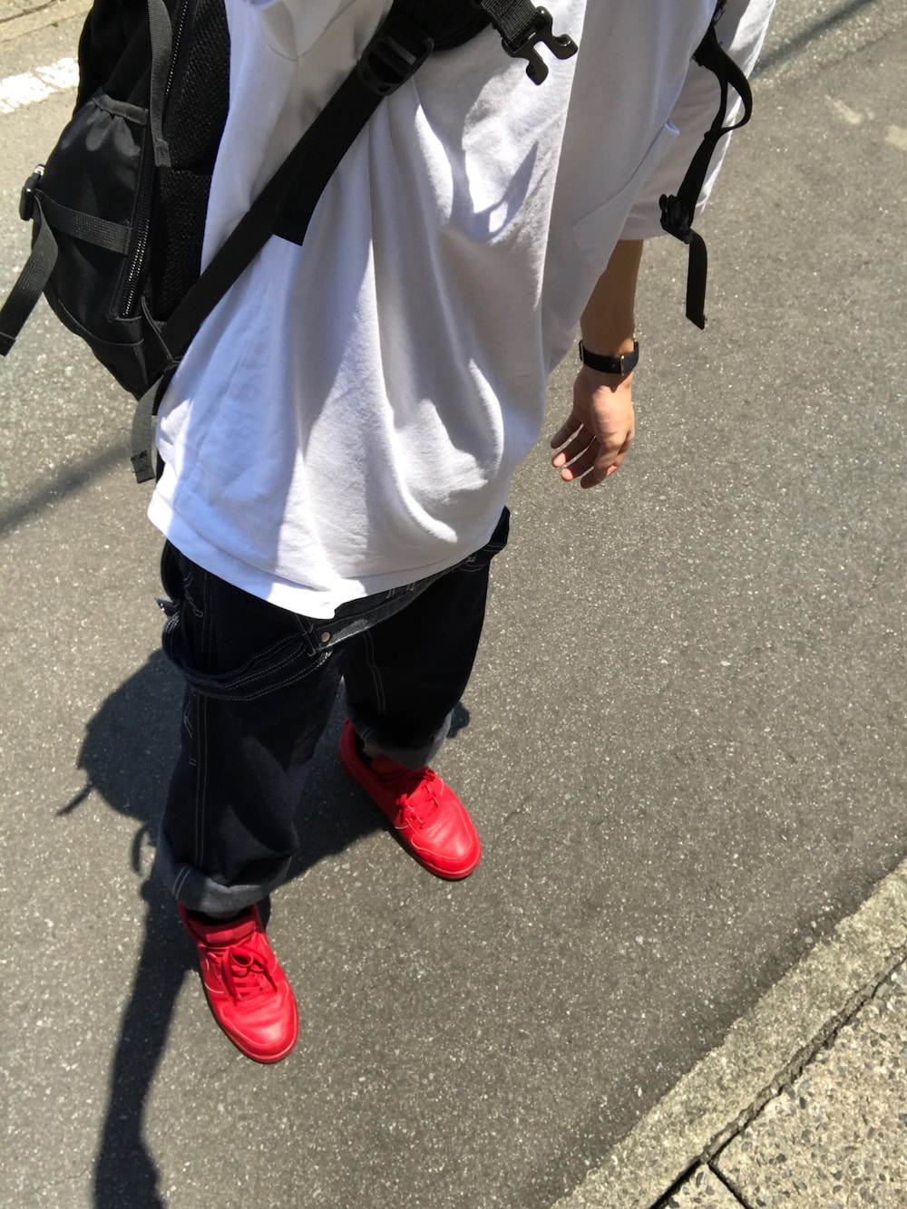 「チャンピオンTシャツ、オーバーオール、真っ赤なスニーカー」｜「ikkaの【Champion】チャンピオン 無地ビッグTEE（Tシャツ/カットソー、ホワイト系）」を使った、ダイキさん（メンズ・163cm）の秋コーディネートの1枚目の写真