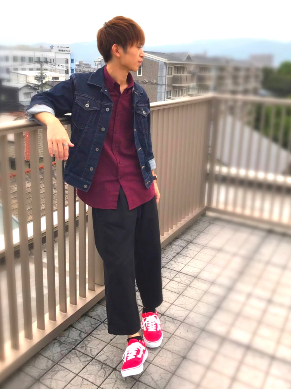 「デニムジャケット、ボルドー、オールドスクール、赤靴、SCOMMAG」｜「UNIQLOのMEN コーデュロイシャツ（長袖）（シャツ/ブラウス、レッド系）」を使った、ダイキさん（メンズ・163cm）の秋コーディネートの1枚目の写真
