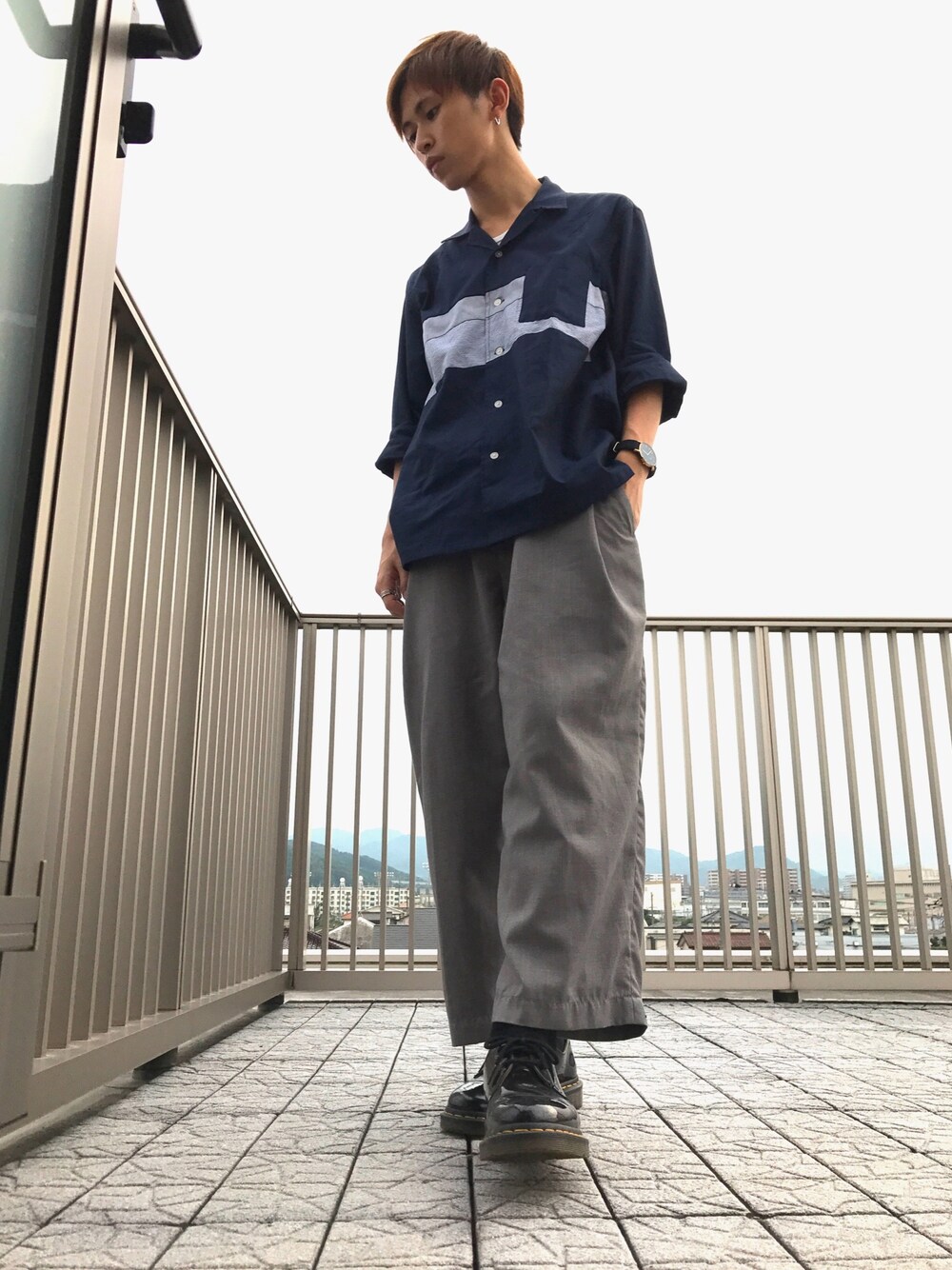 「オープンカラーシャツ、ワイドパンツ、マーチン、ikka、うでまくり」｜「ikkaのツイル切り替えオープンカラーシャツ（シャツ/ブラウス、ブルー系）」を使った、ダイキさん（メンズ・163cm）の秋コーディネートの1枚目の写真