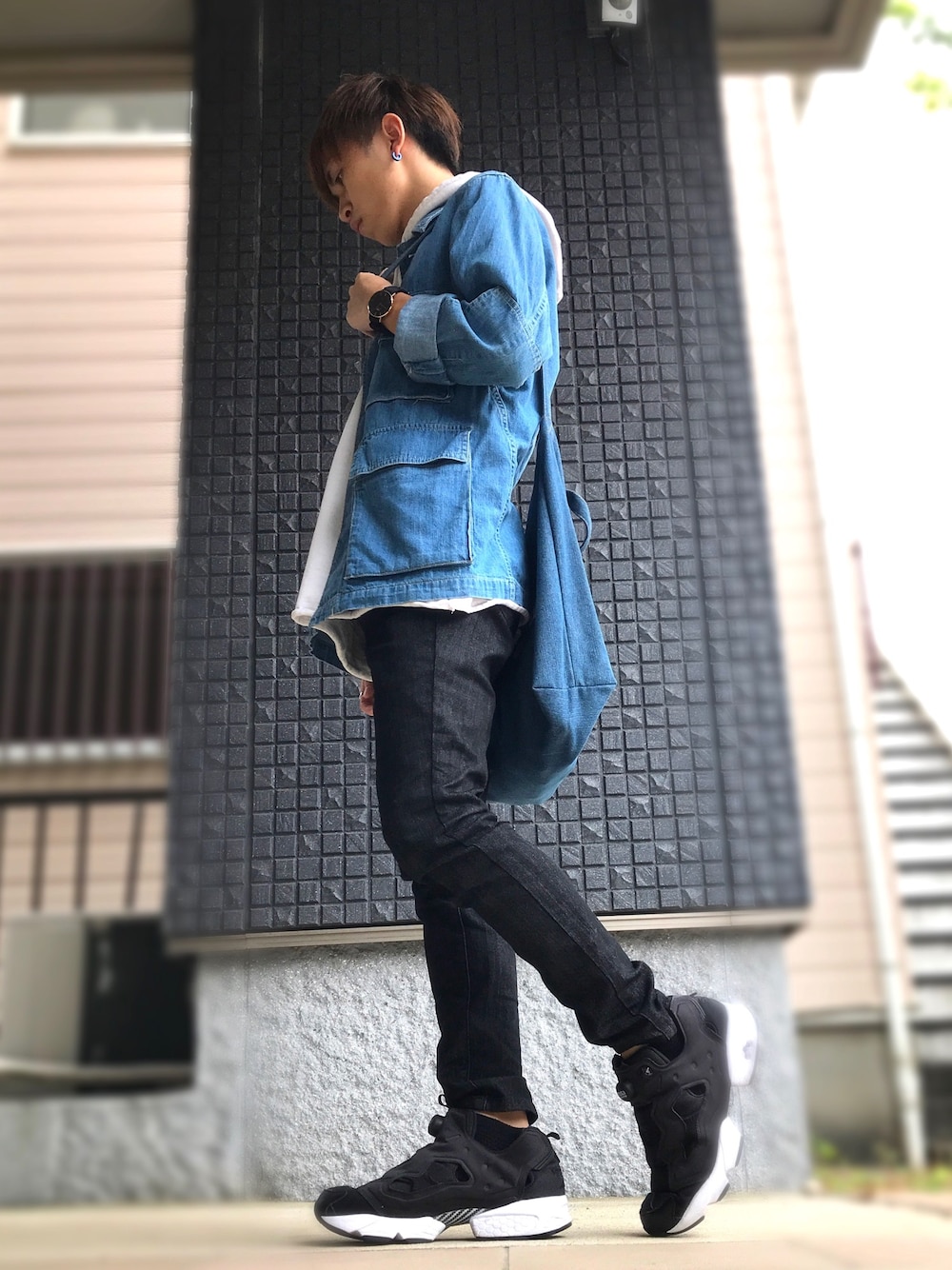 「デニムジャケット、スキニー、青」｜「UNIQLO Uのアイテム（デニムジャケット、ブルー系）」を使った、ダイキさん（メンズ・163cm）の秋コーディネートの1枚目の写真