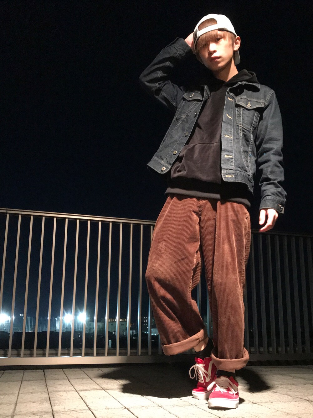 「キャップ、コーデュロイワイドパンツ、デニムジャケット、パーカー×デニム、オールドスクール、ikka、GU、UNIQLO、VANS、秋服コーデ」｜「UNIQLOのMEN デニムジャケット（ブルゾン、ブルー系）」を使った、ダイキさん（メンズ・163cm）の秋コーディネートの1枚目の写真