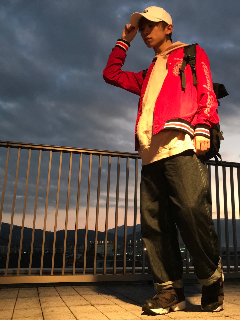 「ゆったりコーデ、ローリングストーンズ、キャップ、赤ジャケット、ピンクパーカー、デニムワイドパンツ、大学生、カジュアル、暖色系、ベンデイビス」｜「ikkaの【Dickies】ディッキ―ズ刺繍ロゴフルキャップ（キャップ、ホワイト系）」を使った、ダイキさん（メンズ・163cm）の秋コーディネートの1枚目の写真