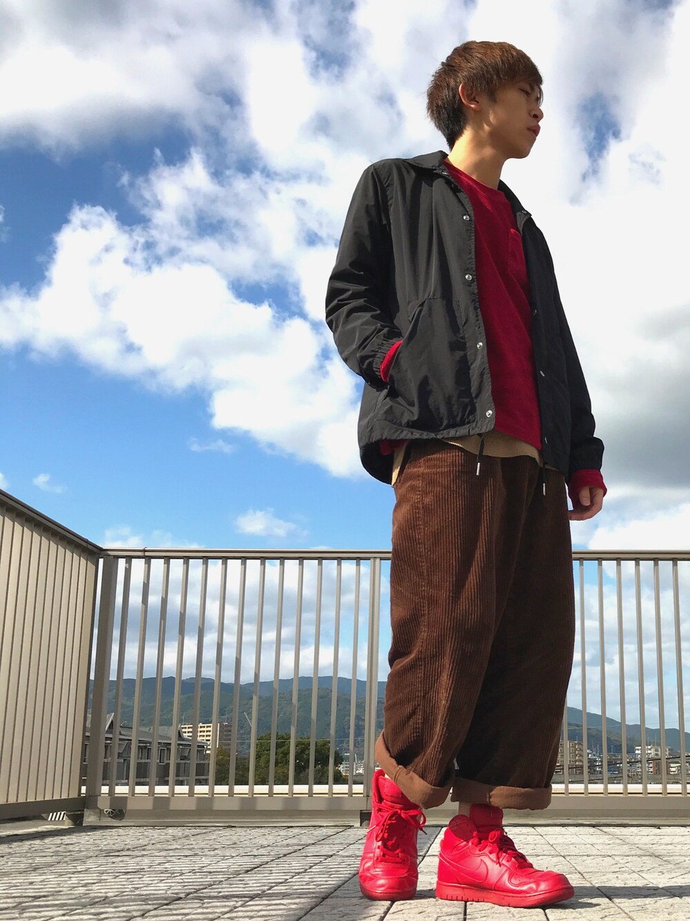 「コーチジャケット、赤、カジュアル、コーデュロイワイドパンツ、レイヤードスタイル、ゆったりコーデ、ikka、GU、ナイキスニーカー、赤靴」｜「GUのアイテム（ジャケット/アウター、ブラック系）」を使った、ダイキさん（メンズ・163cm）の秋コーディネートの1枚目の写真
