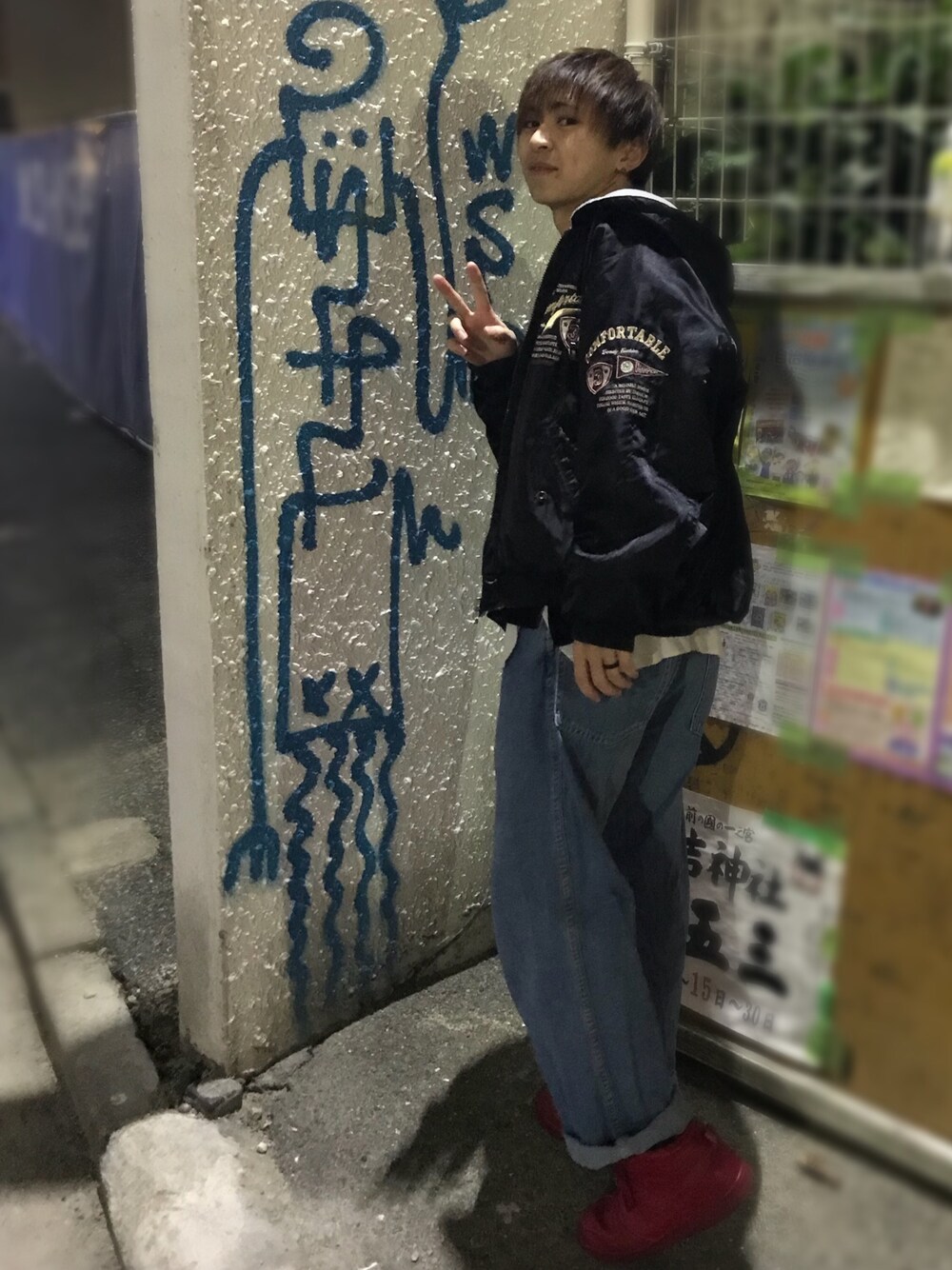 「古着、おさがり、冬、カジュアル、ikka、ゆったりシルエット、リバーシブル、ワイドデニム、赤スニーカー、ナイキ」｜「古着のアイテム（ナイロンジャケット、ブラック系）」を使った、ダイキさん（メンズ・163cm）の秋コーディネートの1枚目の写真