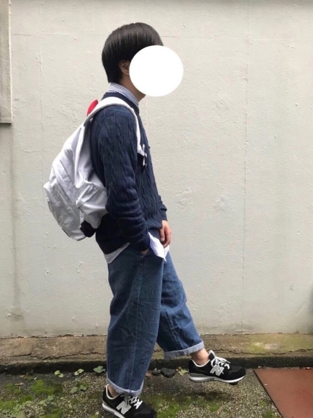 ブルー系のシャツ/ブラウス、ブルー系のニット/セーター、ブルー系のデニムパンツを着用したメンズの秋コーディネートの1枚目の写真