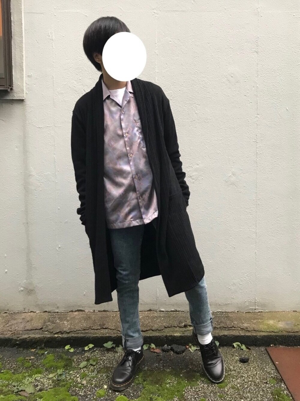 ブラック系のカーディガン/ボレロ、ホワイト系のTシャツ/カットソー、ベージュ系のシャツ/ブラウスを着用したメンズの秋コーディネートの1枚目の写真