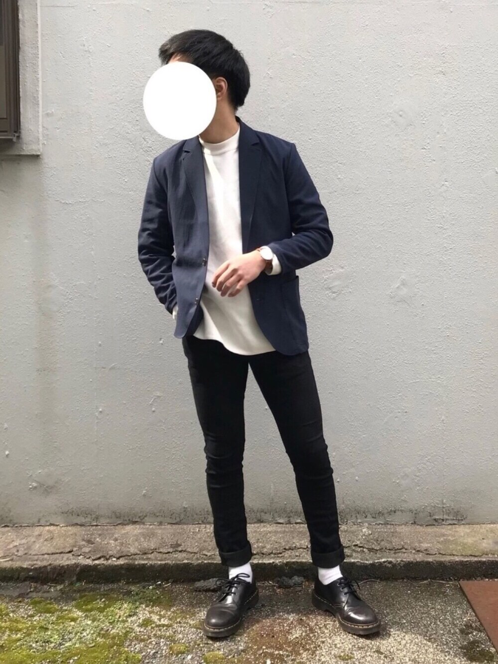ブルー系のテーラードジャケット、ホワイト系のニット/セーター、ブラック系のデニムパンツを着用したメンズの春コーディネートの1枚目の写真