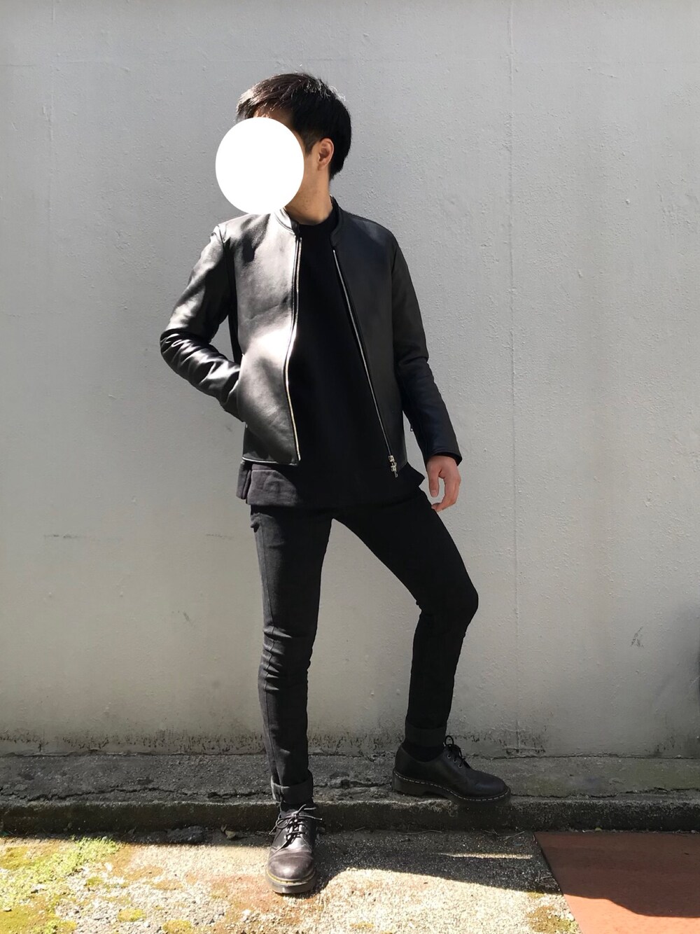 ブラック系のスウェット、ブラック系のデニムパンツ、ブラック系のドレスシューズを着用したメンズの春コーディネートの1枚目の写真