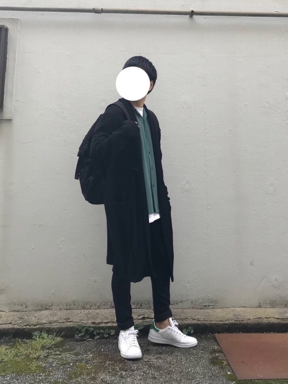 ブラック系のカーディガン/ボレロ、グリーン系のシャツ/ブラウス、ホワイト系のTシャツ/カットソーを着用したメンズの春コーディネートの1枚目の写真