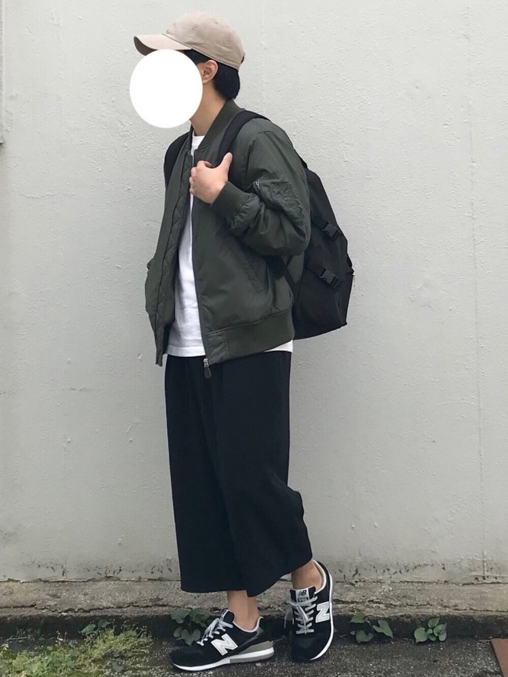 「春コーデ、MA-1、ワイドパンツ、帽子、リュック、UNIQLO、Hanes、New Balance、NEWHATTAN、８(eight)」｜「UNIQLOのアイテム（MA-1、グリーン系）」を使った、たくたんさん（メンズ・163cm）の春コーディネートの1枚目の写真