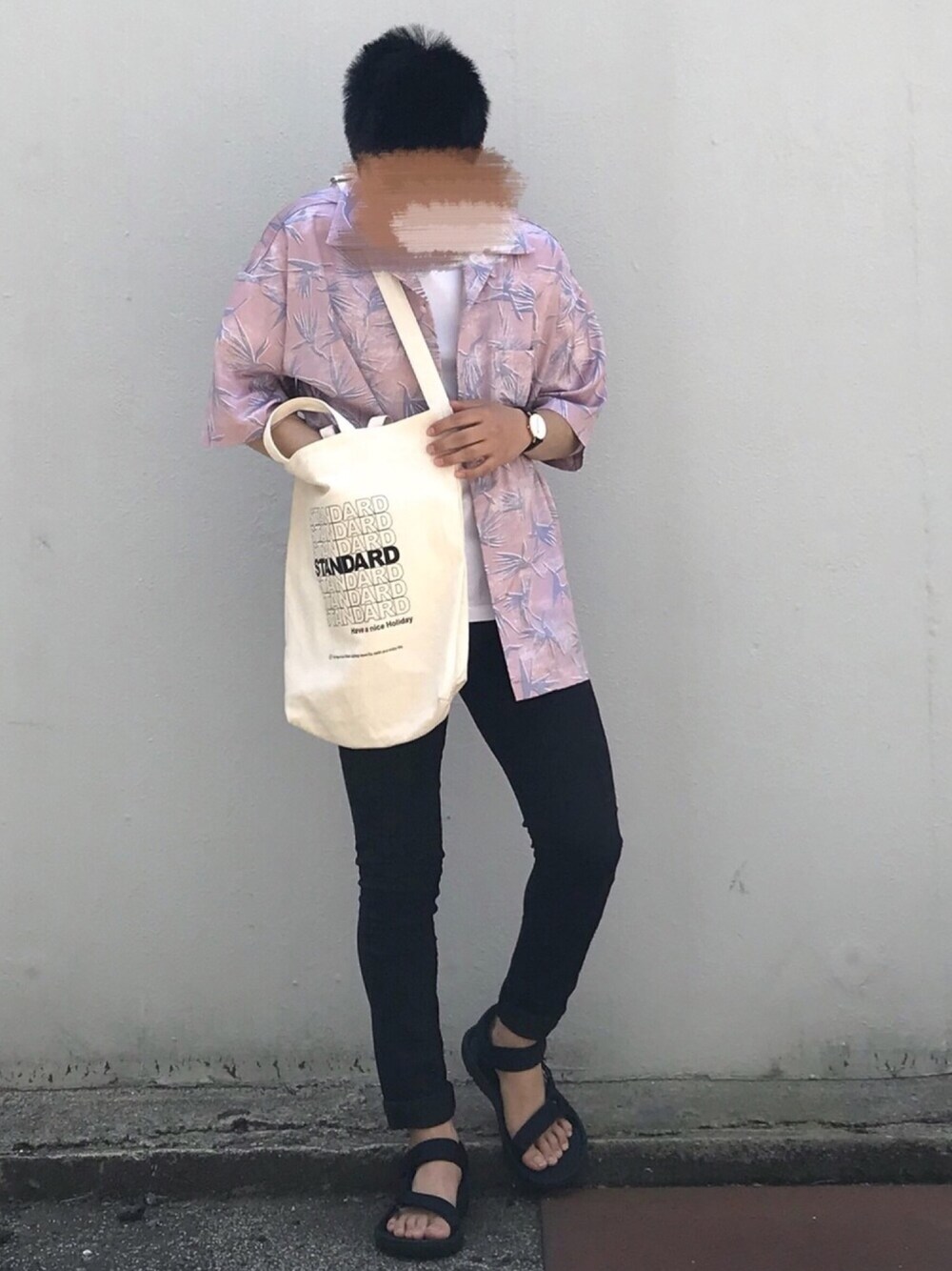 ピンク系のシャツ/ブラウス、ホワイト系のTシャツ/カットソー、ブラック系のデニムパンツを着用したメンズの夏コーディネートの1枚目の写真