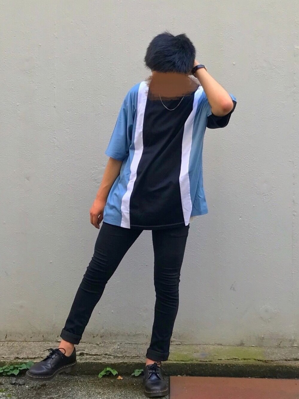「おしゃれさんと繋がりたい、夏コーデ、ドルマン、黒スキニー、革靴、ネックレス、tk.TAKEO KIKUCHI、LIDnM、Dr.Martens、Daniel Wellington」｜「tk.TAKEO KIKUCHIのスーピマバイオ 3カラードルマンTシャツ（Tシャツ/カットソー、ブルー系）」を使った、たくたんさん（メンズ・163cm）の夏コーディネートの1枚目の写真