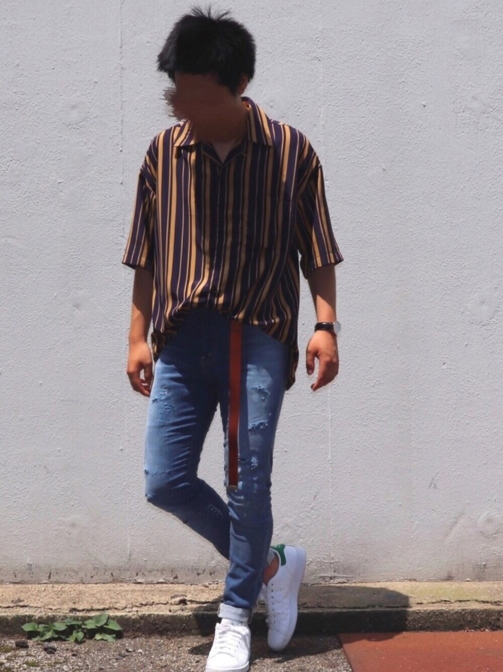 ブルー系のシャツ/ブラウス、ブルー系のデニムパンツ、ホワイト系のスニーカーを着用したメンズの夏コーディネートの1枚目の写真