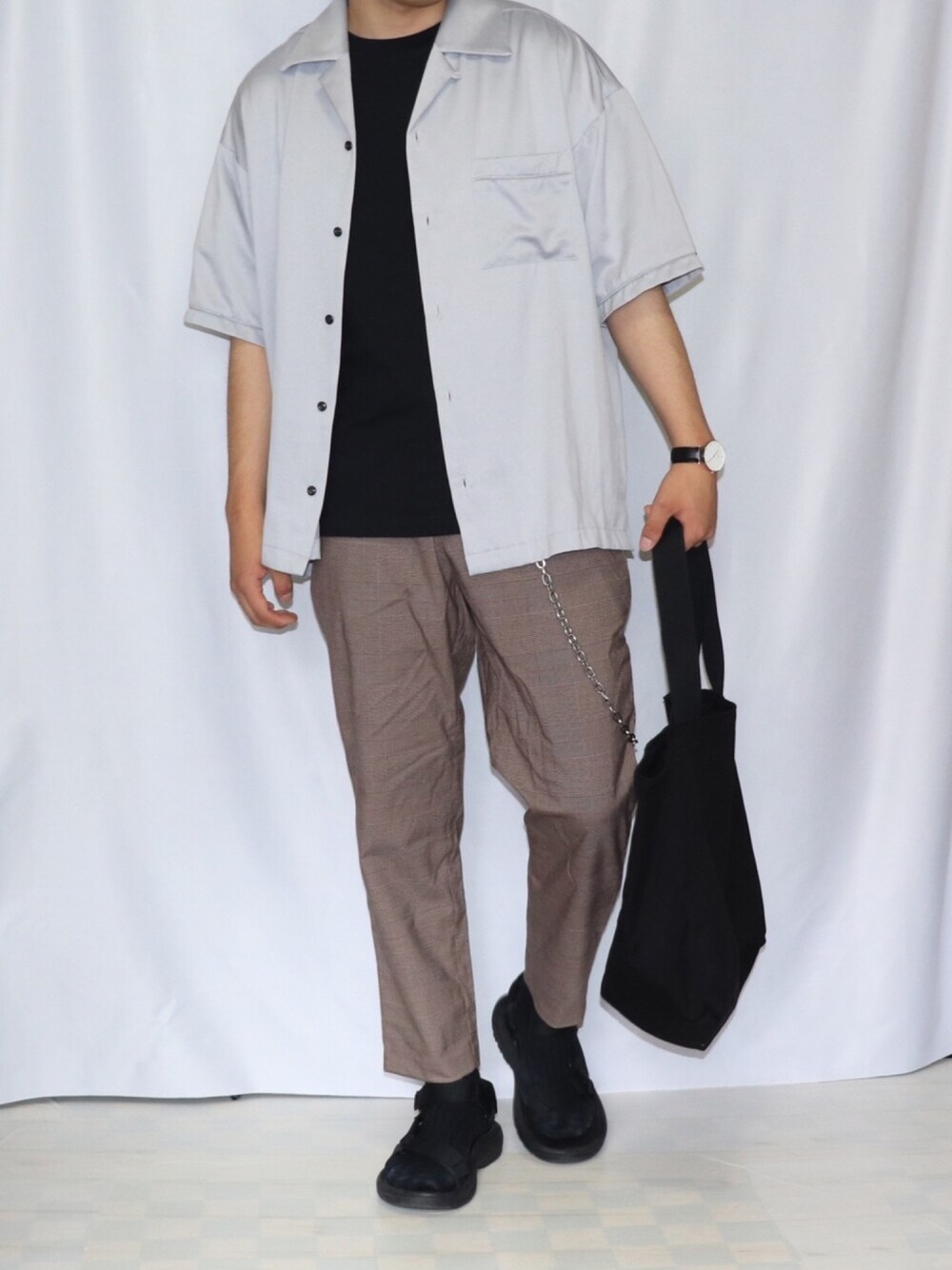 ブルー系のシャツ/ブラウス、ブラック系のTシャツ/カットソー、ブラウン系のスラックスを着用したメンズの夏コーディネートの1枚目の写真