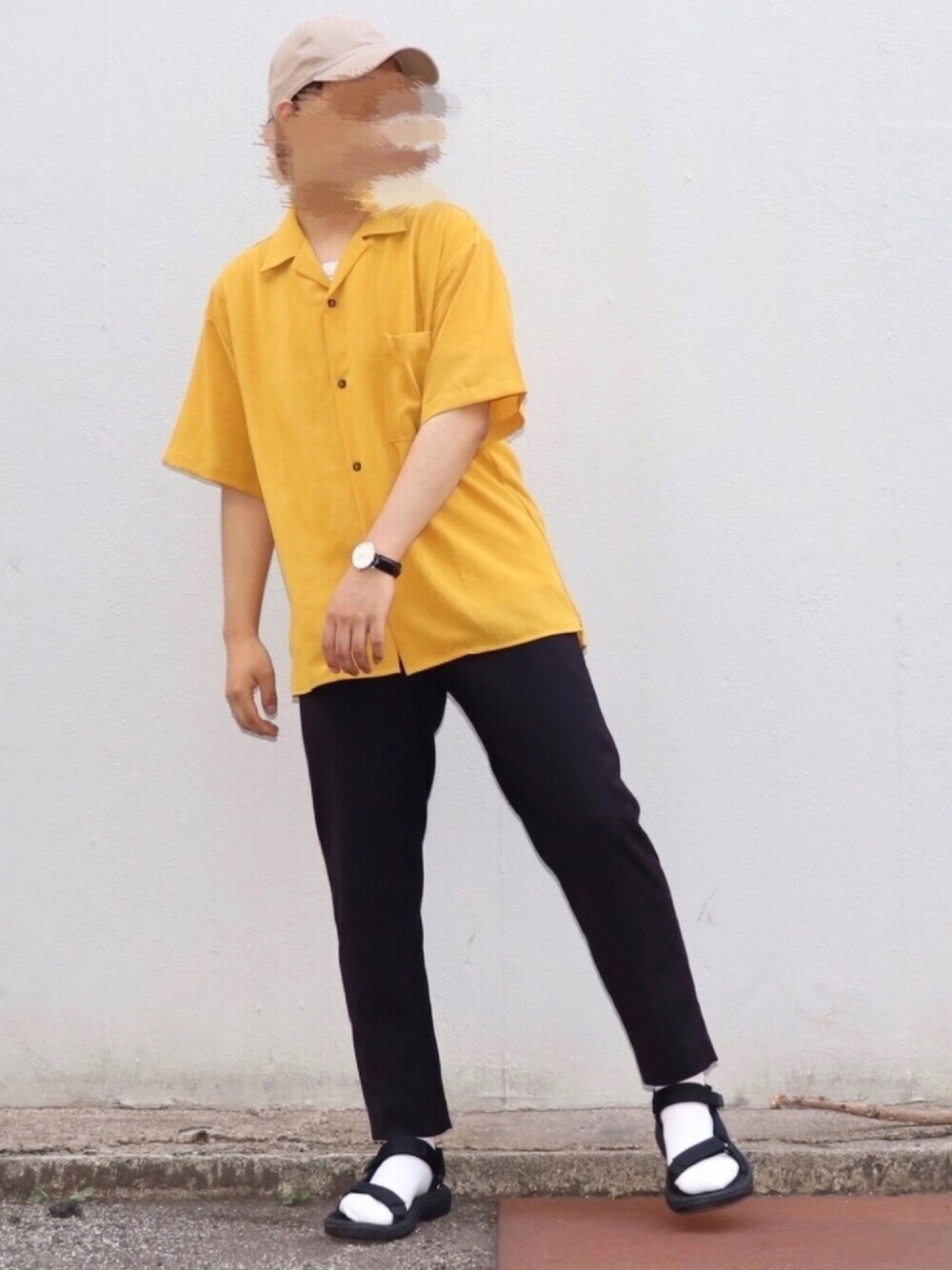 イエロー系のシャツ/ブラウス、ブラック系のスラックス、ブラック系のサンダルを着用したメンズの夏コーディネートの1枚目の写真