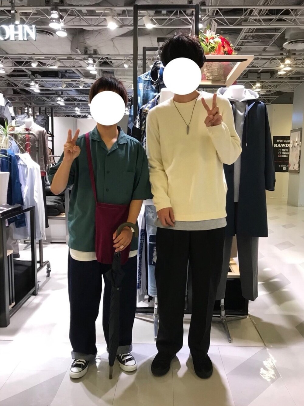 グリーン系のシャツ/ブラウス、ホワイト系のタンクトップ、ブルー系のデニムパンツを着用したメンズの秋コーディネートの1枚目の写真