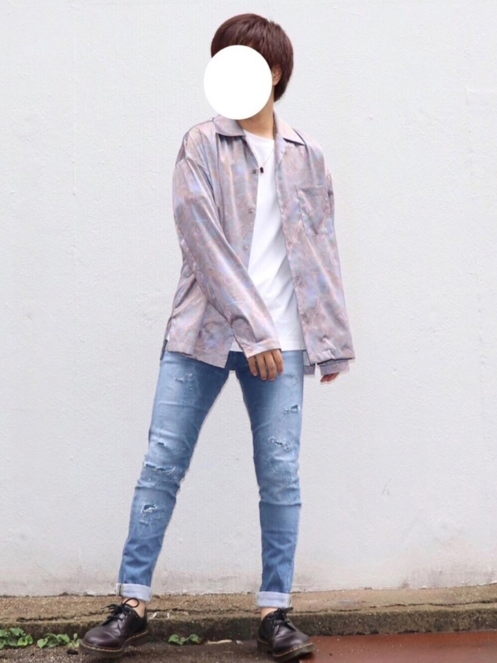 ベージュ系のシャツ/ブラウス、ブルー系のデニムパンツ、ブラック系のドレスシューズを着用したメンズの秋コーディネートの1枚目の写真