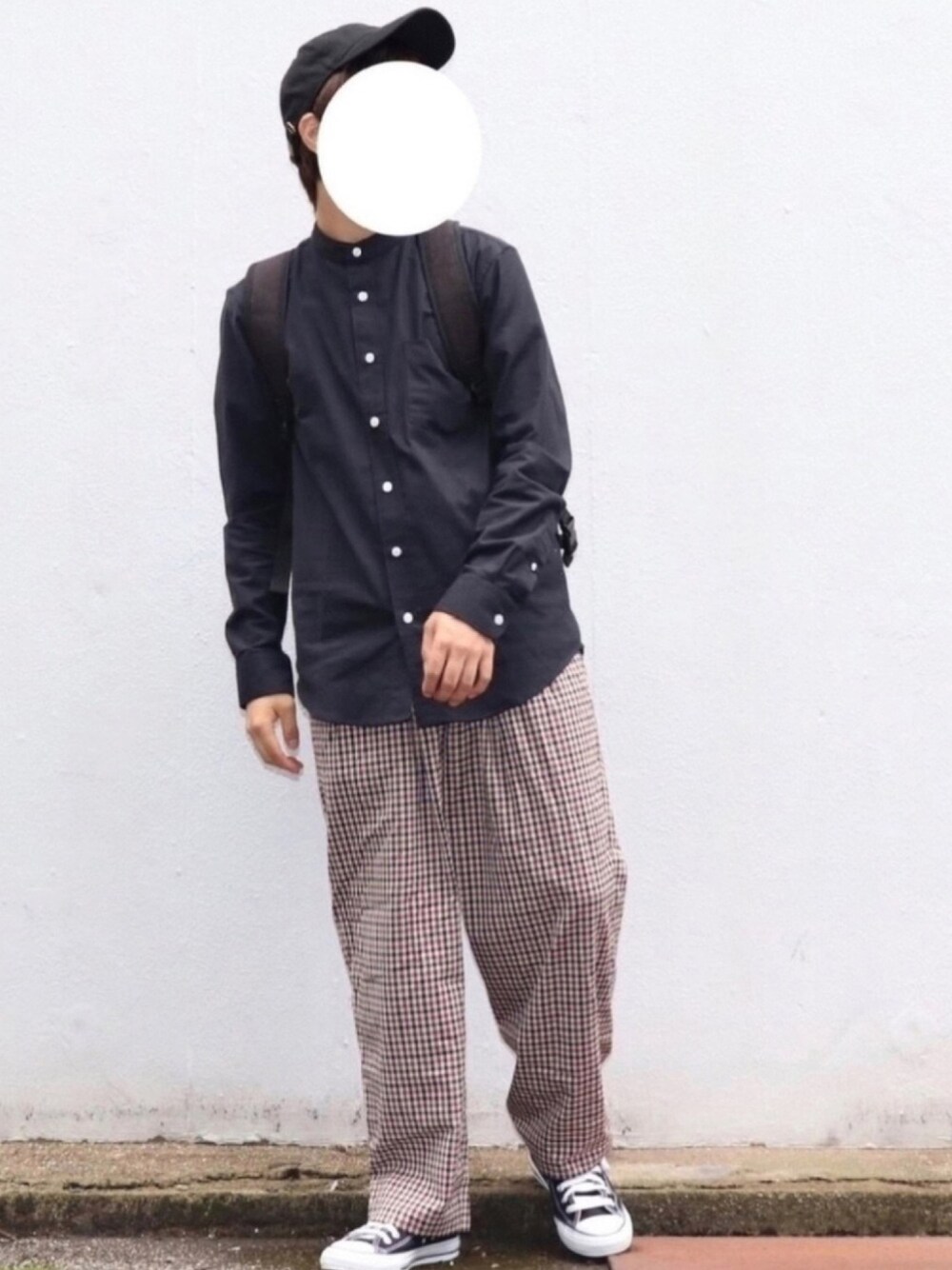 「おしゃれさんと繋がりたい、秋のブラウンスタイル、バンドカラー、ガンクラブチェック、ワイドパンツ、帽子、EMMA  CLOTHES、tk.TAKEO KIKUCHI、converse、８(eight)」｜「EMMA CLOTHESの【WEB限定】ストレッチオックスバンドカラーシャツ（シャツ/ブラウス、ブラック系）」を使った、たくたんさん（メンズ・163cm）の秋コーディネートの1枚目の写真
