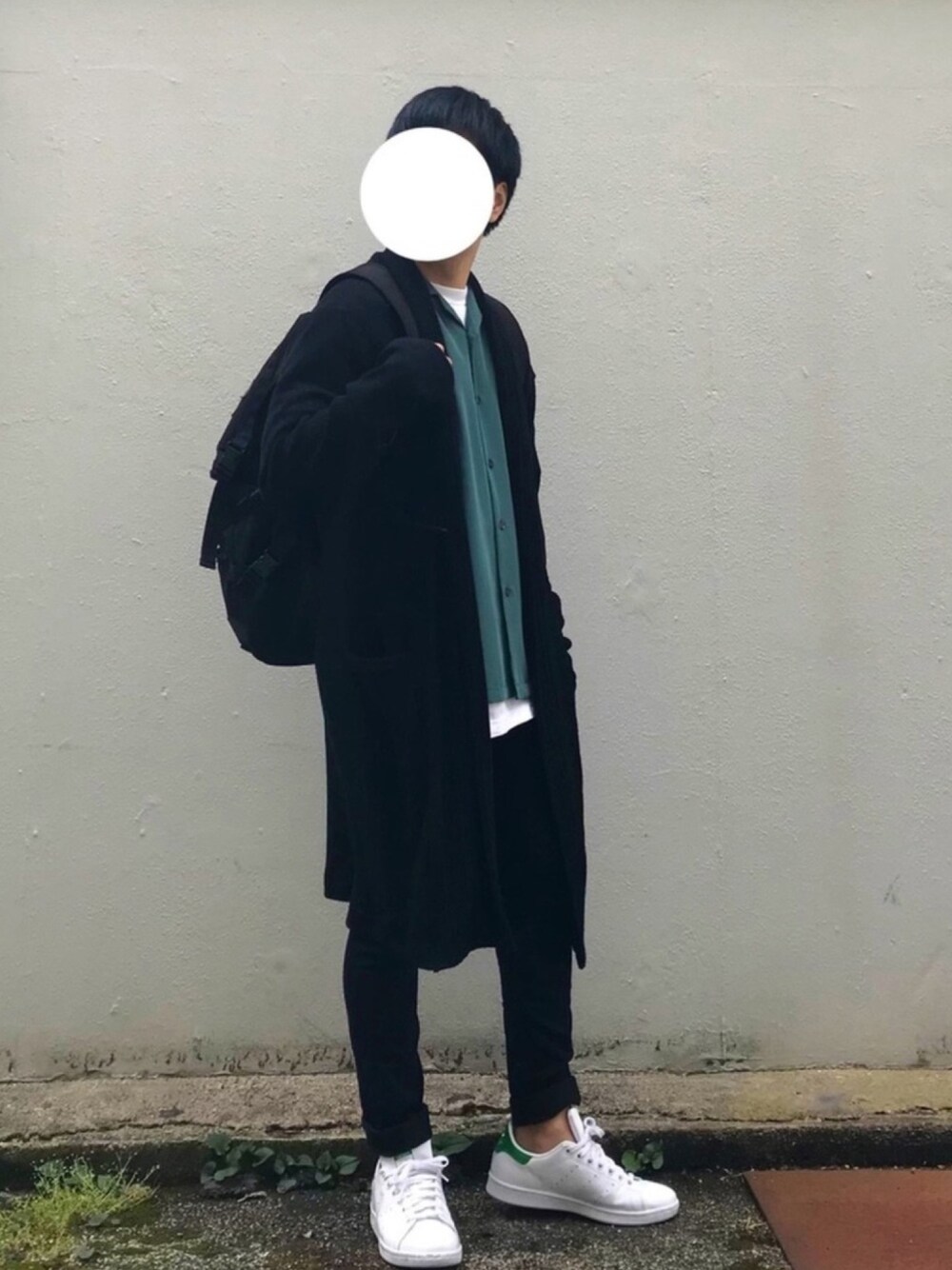 ブラック系のカーディガン/ボレロ、グリーン系のシャツ/ブラウス、ホワイト系のTシャツ/カットソーを着用したメンズの秋コーディネートの1枚目の写真