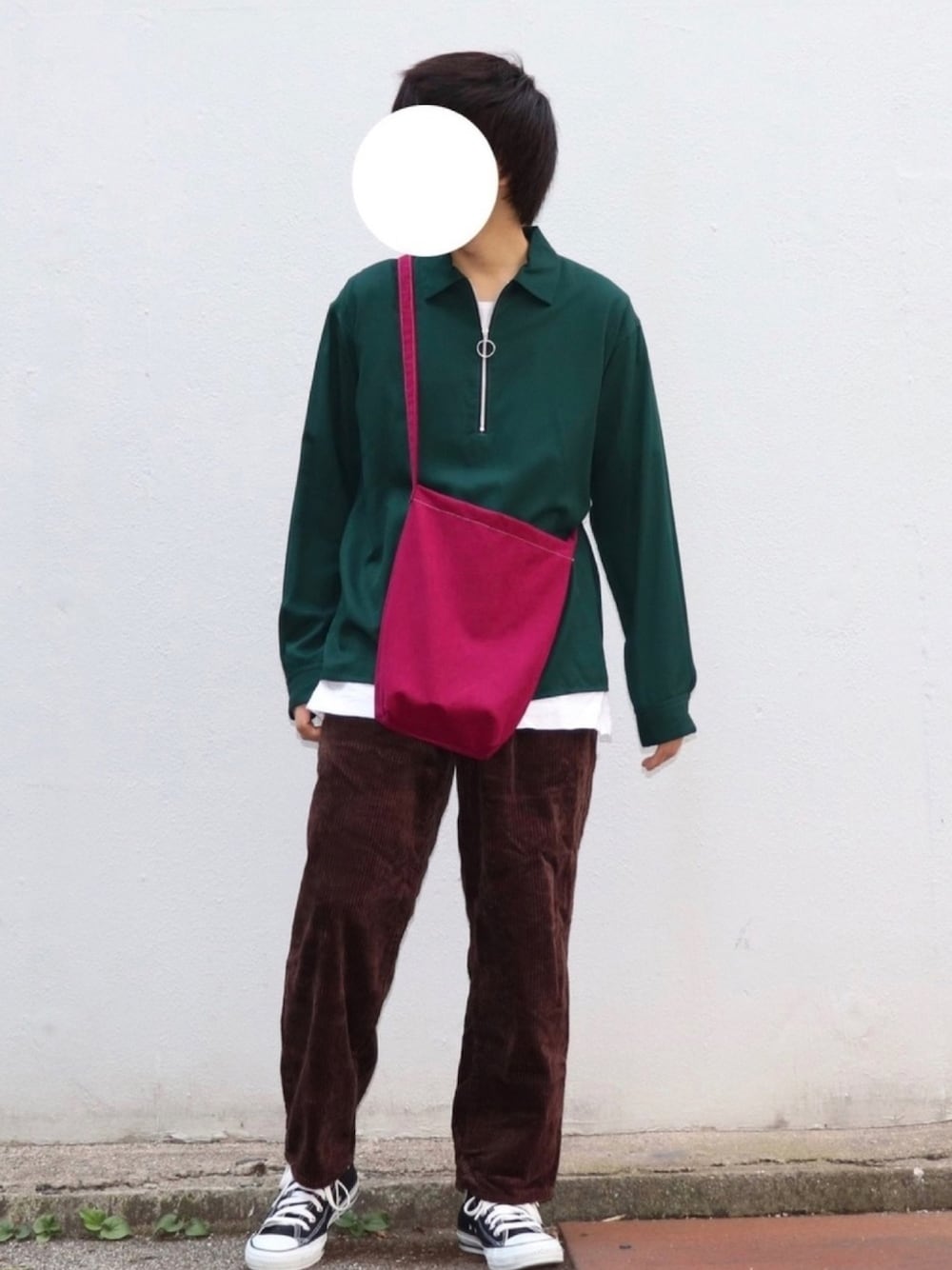 グリーン系のポロシャツ、ホワイト系のTシャツ/カットソー、ブラウン系のその他パンツを着用したメンズの秋コーディネートの1枚目の写真