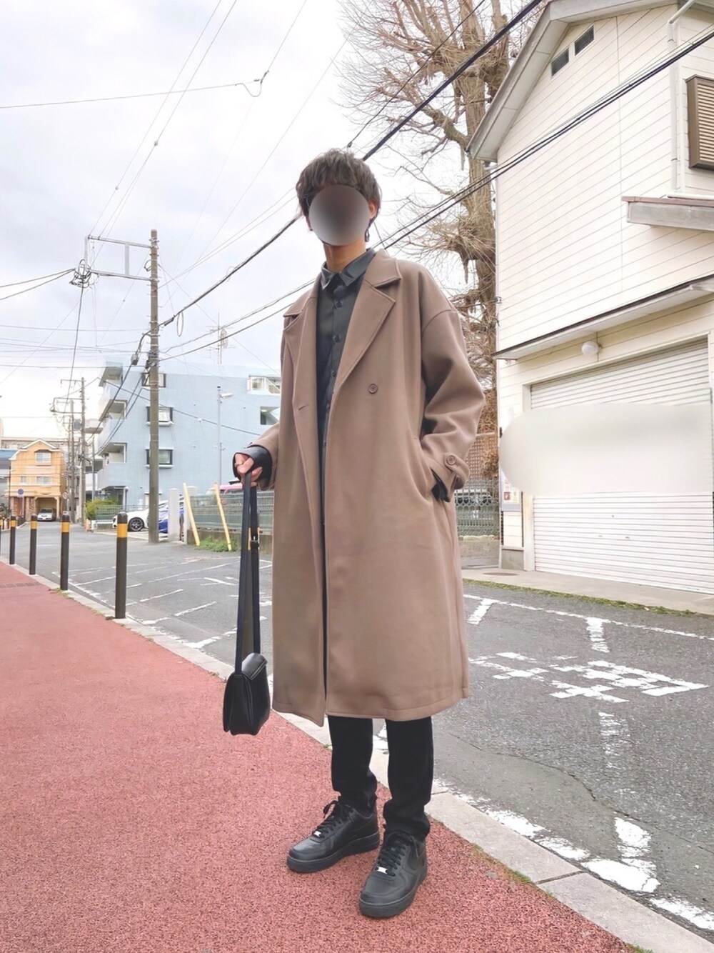 ブラック系のシャツ/ブラウス、ブラウン系のチェスターコート、ブラック系のデニムパンツを着用したメンズの春コーディネートの1枚目の写真