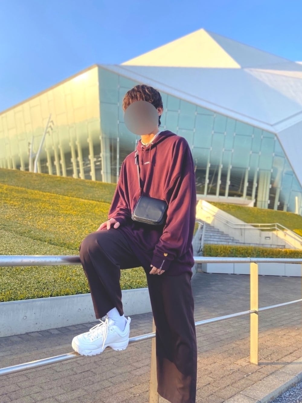 グレー系のシャツ/ブラウス、レッド系のパーカー、ブラック系のショルダーバッグを着用したメンズの春コーディネートの1枚目の写真