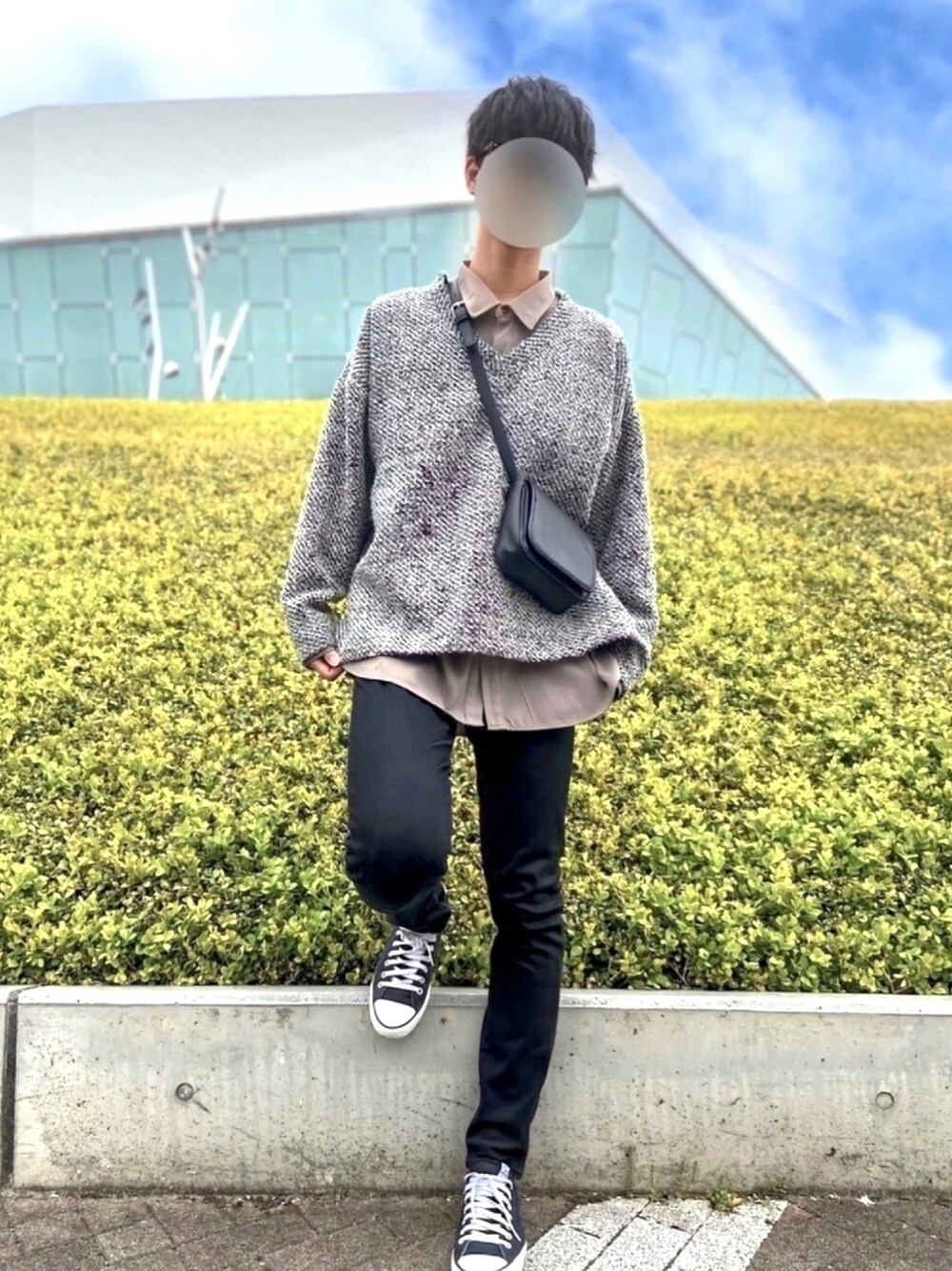 ホワイト系のスウェット、グレー系のシャツ/ブラウス、ブラック系のショルダーバッグを着用したメンズの春コーディネートの1枚目の写真