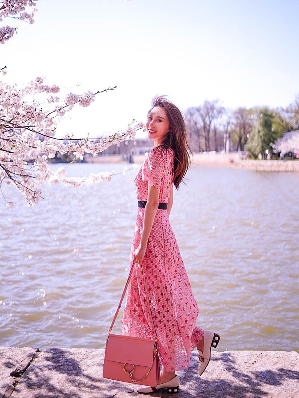 「spring、springstyle、outfit、fashion、fashion blogger、ootd、pink、dress」｜「sandroのアイテム（ワンピース、ピンク系）」を使った、dazzleさん（レディース・170cm）の春コーディネートの1枚目の写真