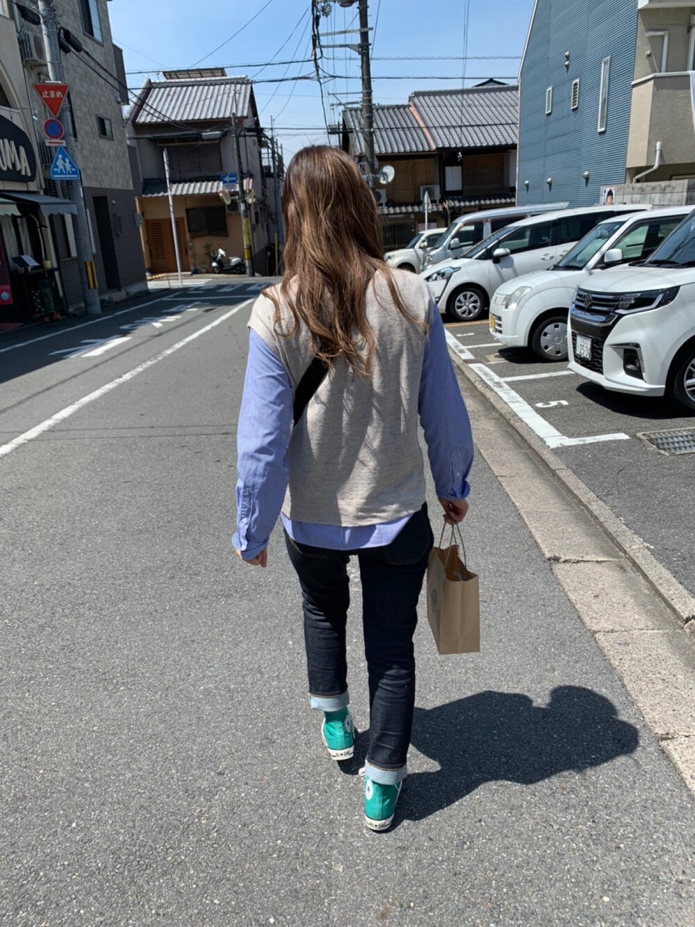 「春カラー、シンプルコーデ、休日コーデ、デニム、お散歩、天気は晴れ」｜「CONVERSEのCONVERSE ALL STAR US COLORS HI / コンバース オールスター カラーズ ハイ（スニーカー、グリーン系）」を使った、みゆきさん（レディース・163cm）の春コーディネートの1枚目の写真