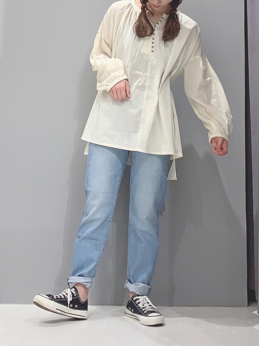 ホワイト系のシャツ/ブラウス、ブルー系のデニムパンツを着用したレディースの春コーディネートの1枚目の写真