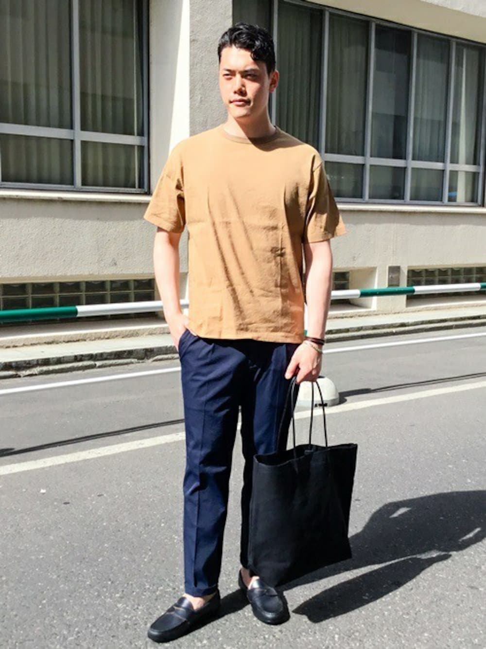 グリーン系のシャツ/ブラウス、ブルー系のその他パンツ、ブラック系のトートバッグを着用したメンズの夏コーディネートの1枚目の写真