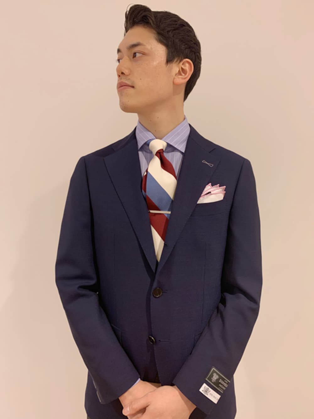 「シップス、SHIPS、ビジネススタイル、ネクタイピン、レジメンタルタイ、LOUIS FAGLIN」｜「SHIPSのSD: ワンピースカラー イージーアイロン  ハケメ ブルーシャツ（シャツ/ブラウス、ブルー系）」を使った、岡﨑さん（メンズ・182cm）の春コーディネートの1枚目の写真