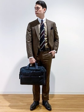 「アイテム（ビジネスバッグ、ブルー系）」を使った、岡﨑さん（メンズ・182cm）の秋コーディネート