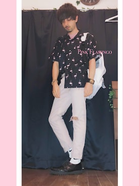 「黒シャツ」｜「アイテム（ピンク系）」を使った、Roger Llopisさん（メンズ・159cm）の夏コーディネート