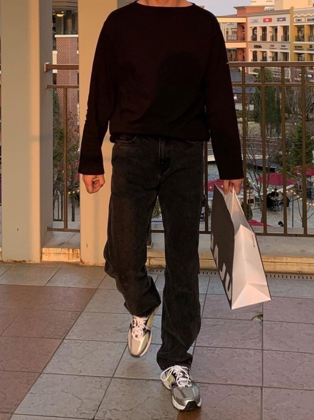 「#シンプル、#カジュアル、#秋コーデ、#韓国ファッション、おしゃれさんと繋がりたい、古着MIX」｜「UNIQLOのアイテム（スウェット、ブラウン系）」を使った、もぶさん（メンズ・181cm）の冬コーディネートの1枚目の写真