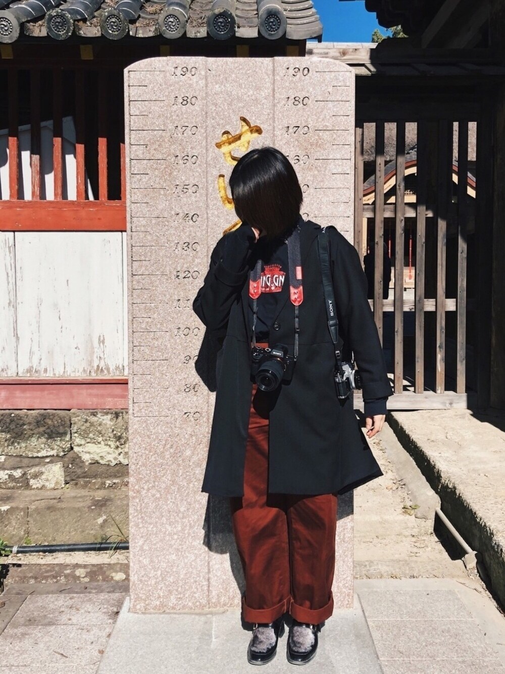 「King Gnu、ワイドフィットカーブパンツ、バンドT、グッズTシャツ、UNIQLO、秋色、秋冬コーデ、ロンT」｜「king gnuのアイテム（Tシャツ/カットソー、ブラック系）」を使った、黑さん（レディース・158cm）の秋コーディネートの1枚目の写真