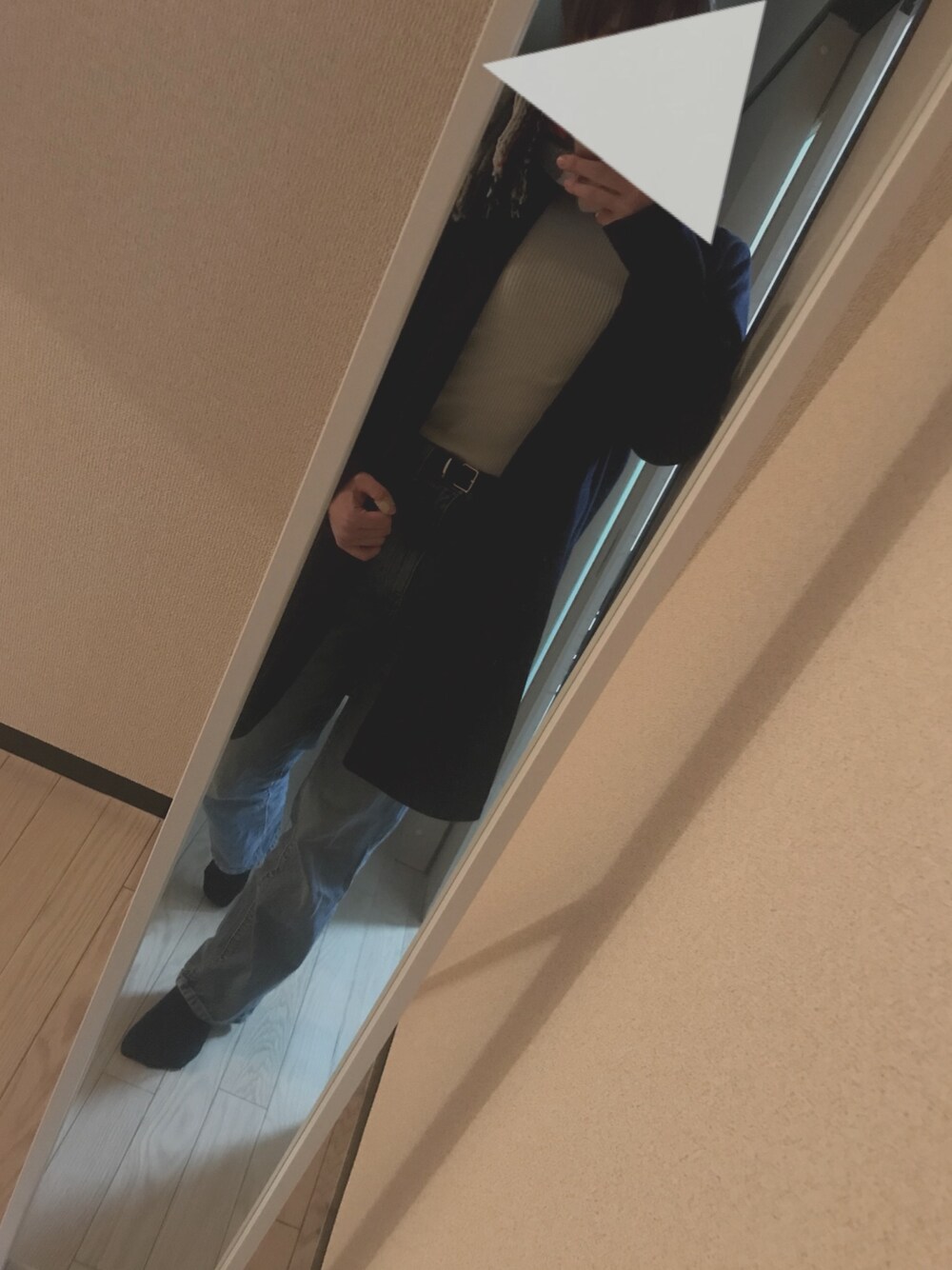 その他のジャケット/アウター、ホワイト系のニット/セーター、その他のデニムパンツを着用したレディースの冬コーディネートの1枚目の写真