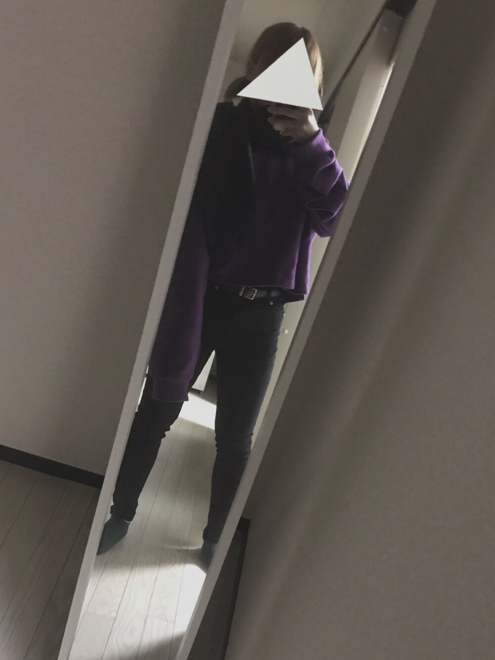 「GRLのストレッチスキニーデニムパンツ（デニムパンツ、ブラック系）」を使った、えmさん（レディース・158cm）の春コーディネートの1枚目の写真