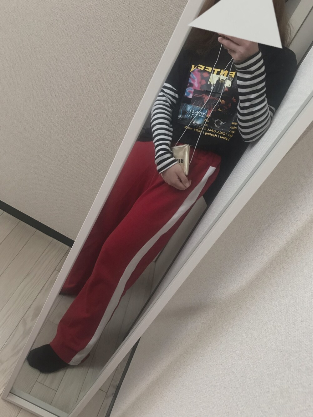 「HOTPINGのバイカラーサイドラインパンツ（その他パンツ、レッド系）」を使った、えmさん（レディース・158cm）の春コーディネートの1枚目の写真