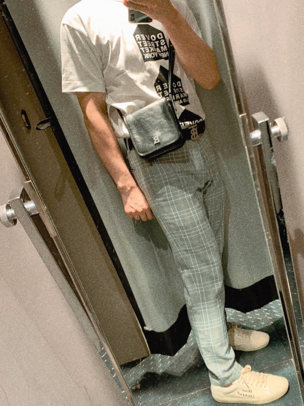 「夏、街頭穿搭、ootd、日系極簡、streetstyle、classystreetwear、streetfashion」｜「ZARAのアイテム（スラックス、シルバー系）」を使った、Ryan Hsiehさん（メンズ・170cm）の秋コーディネートの1枚目の写真