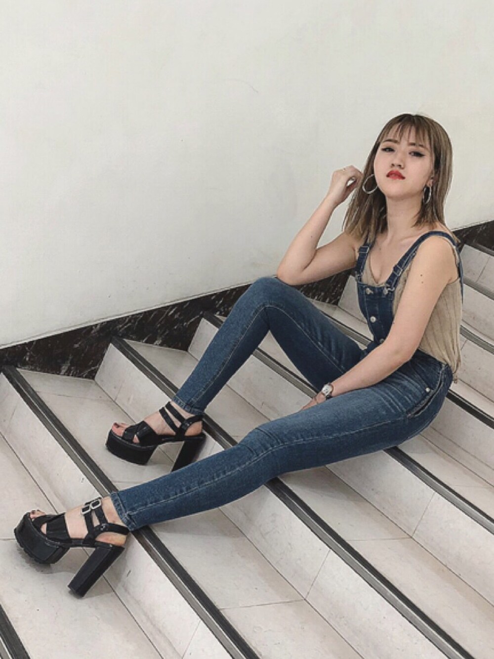 「ENVYM、envym_staff、ENVYMコーデ、envym_ikebukuro」｜「ENVYMのフロントボタンサロペット（サロペット/オーバーオール、ブルー系）」を使った、ENVYM_MADOKAさん（レディース・164cm）の夏コーディネートの1枚目の写真