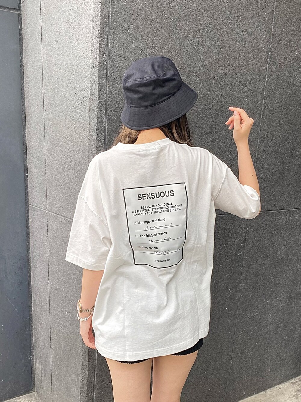 「夏コーデ、シンプル、楽チンコーデ、ootd、Tシャツ、ENVYM、envym_staff、envym_ikebukuro」｜「ENVYMのツイルバケットハット（ハット、ブラック系）」を使った、ENVYM_MADOKAさん（レディース・164cm）の夏コーディネートの1枚目の写真