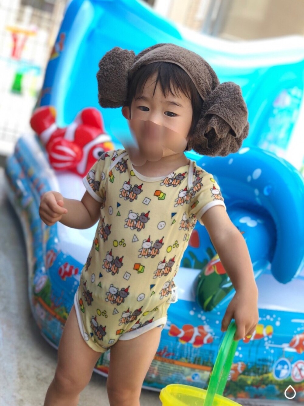 「お庭でプール、ベビーコーデ」｜「UNIQLO babyのアイテム（ベビーパジャマ/スリーパー、イエロー系）」を使った、ganchqn0410さん（キッズ・80cm）の春コーディネートの1枚目の写真