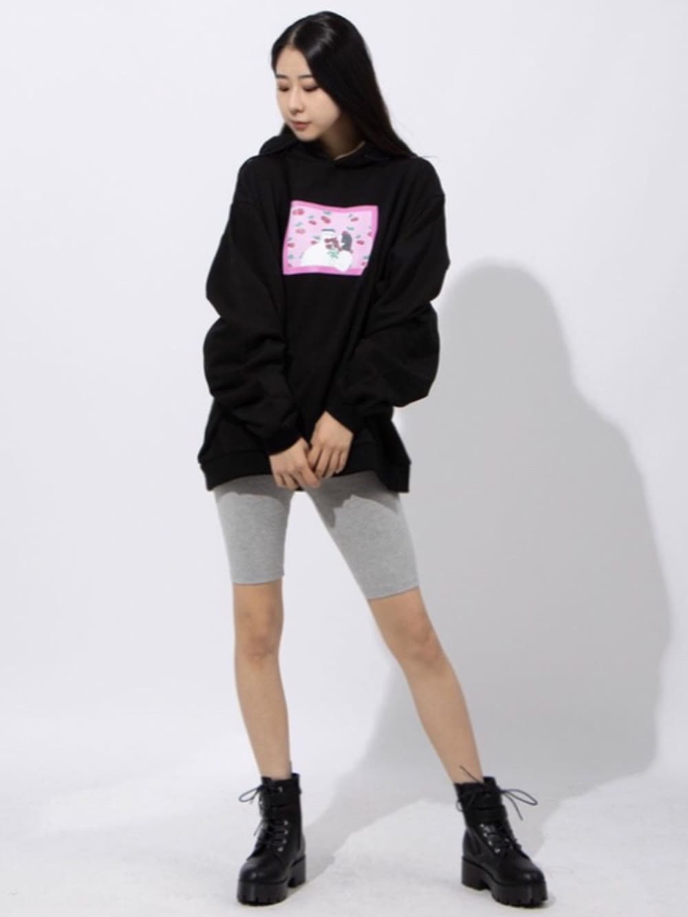 「今日のコーデ、トレーナー、パーカー、FIG&VIPER、個性的、ストリート、ストリートコーデ、パーカーコーデ」｜「FIG&VIPERのアイテム（パーカー、ブラック系）」を使った、冨樫 秋穂さん（レディース・164cm）の春コーディネートの1枚目の写真